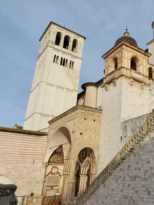 imagem n.2 de Assis: Visita Guiada Privada à Basílica de São Francisco atividade em Assis, Itália, carregada pelo fornecedor