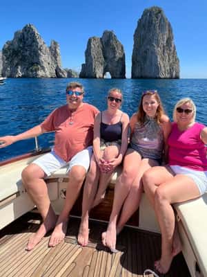 Capri: Boat Tour with Swimming, Limoncello, and Snack