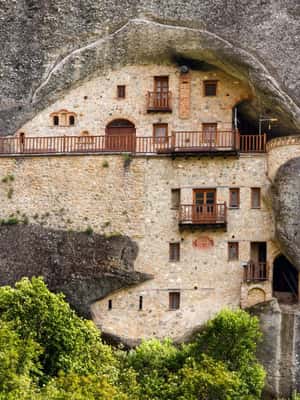 imagem n.2 de Meteora: Caminhada ao pôr do sol até as cavernas secretas atividade em Kalambaka, carregada pelo fornecedor