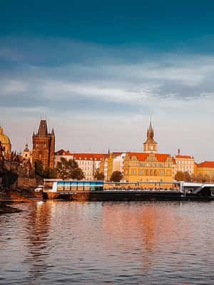 Immagine nº 2 di Praga: Crociera con cena su una barca di vetro a cielo aperto attività a Praga, caricata dal fornitore