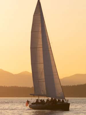 imagem n.2 de Seattle: Cruzeiro à vela ao pôr do sol atividade em Washington, carregada pelo fornecedor