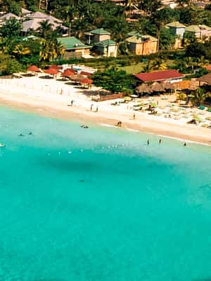 imagem n.2 de De Montego Bay/Falmouth: Cruzeiro de catamarã pela praia de Negril atividade em Negril, carregada pelo fornecedor