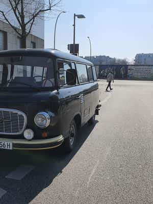 Immagine nº 2 di Berlino: Tour panoramico privato di 2 ore in un classico furgone della DDR attività a Berlino, caricata dal fornitore
