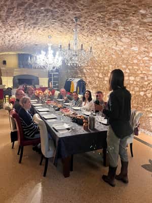 Immagine nº 2 di Il tour completo dell'Amarone: 2 cantine, pranzo e approfondimento sull'Amarone attività a Verona, caricata dal fornitore