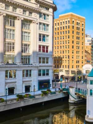 imagen n.º 2 de Tour privado a pie por el RiverWalk y el arte de Milwaukee actividad en Milwaukee, subida por el proveedor