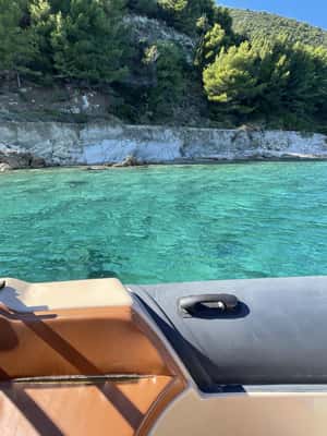 Bild Nr. 2 von Vlorë: Sazan Insel, Haxhi Ali Höhle und Karaburun Bootstour Aktivität in Kreis Vlora, hochgeladen vom Anbieter
