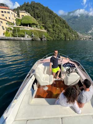 imagen n.º 2 de Tour en barco privado de lujo por el Lago de Como con paradas y bebidas actividad en Lombardía, subida por el proveedor
