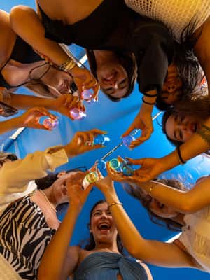 afbeelding n.2 van Athene: eilandcruise met zwemmen. DJ, lunch en drankjes inbegrepen. activiteit in Centraal-Griekenland, geüpload door aanbieder
