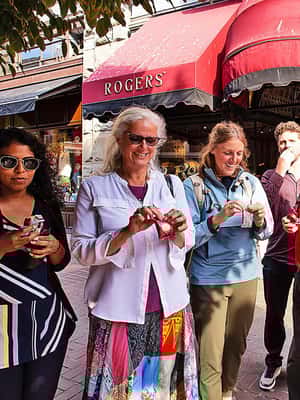 imagem n.2 de Tour Victoria Bites and Sights com comida, bebidas e ferry atividade em Victoria, Colúmbia Britânica, carregada pelo fornecedor