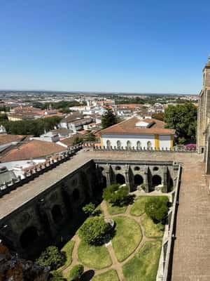 imagem n.2 de De Lisboa: Évora, Capela dos Ossos e visita ao Templo Romano atividade em Évora, carregada pelo fornecedor