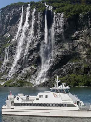 bild nr.2 av Från Geiranger: Geiranger Fjord Tour med stopp i Hellesylt aktivitet i Møre och Romsdal, uppladdad av arrangören