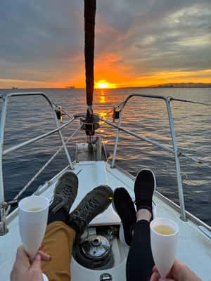 imagem n.2 de Barcelona: cruzeiro ao pôr do sol em veleiro com bar aberto e snacks atividade em Barcelona, carregada pelo fornecedor