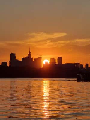 imagem n.2 de Varsóvia: Cruzeiro ao pôr do sol no rio Vístula com bebida de boas-vindas atividade em Voivodia da Mazóvia, carregada pelo fornecedor