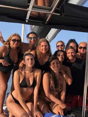 imagem n.2 de Santorini: Cruzeiro ao pôr do sol com jantar grego e transfer atividade em Cíclades, carregada pelo fornecedor