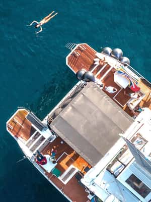 Immagine nº 2 di Santorini: crociera in catamarano nella caldera con pasto e bevande attività a Cicladi, caricata dal fornitore