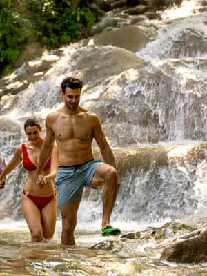 imagem n.2 de Jamaica: Excursão particular a Dunn's River Falls com almoço Jerk atividade em Ocho Rios, carregada pelo fornecedor