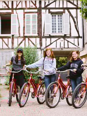 bild nr.2 av Från Paris: Monet Garden & Giverny Cykeltur och picknickstopp aktivitet i Giverny, uppladdad av arrangören