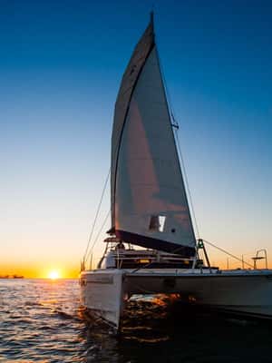 afbeelding n.2 van Lissabon: Catamarancruise bij zonsondergang, muziek en open bar activiteit in Lissabon, geüpload door aanbieder