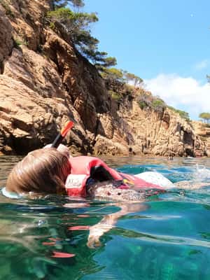 imagem n.2 de De Barcelona: excursão de caiaque e snorkel na Costa Brava com almoço atividade em Barcelona, carregada pelo fornecedor