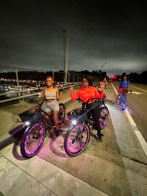 imagen n.º 2 de Houston: Paseo nocturno en bicicleta con luces LED y música actividad en Houston, subida por el proveedor