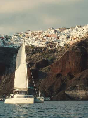 imagem n.2 de Cruzeiro Santorini Gold Catamaran com snorkel, churrasco e bar aberto atividade em Vlichada, carregada pelo fornecedor