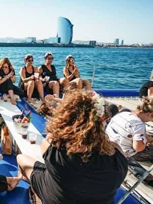 Bild Nr. 2 von Barcelona: Katamaran-Kreuzfahrt bei Sonnenuntergang mit Live-Musik Aktivität in Barcelona, hochgeladen vom Anbieter