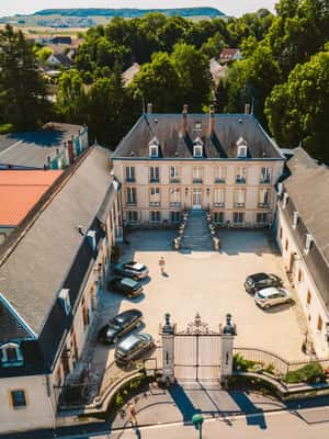 imagem n.2 de Castelo de Pierry: Visita livre ao coração do século XVIII atividade em Grande Leste, França, carregada pelo fornecedor