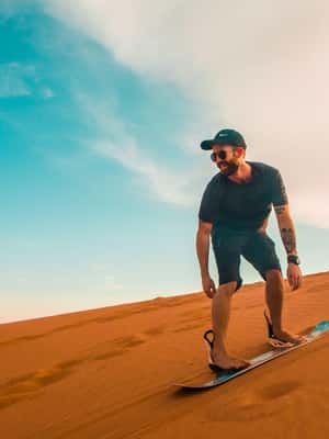 afbeelding n.2 van Dubai: Woestijnsafari, quad, sandboarden, kamelen & BBQ activiteit in Dubai, geüpload door aanbieder