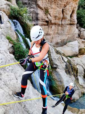 Immagine nº 2 di Muscat: avventura di canyoning nel Wadi Mibam con discesa in corda doppia attività a Regione al-Sharqiyya, caricata dal fornitore