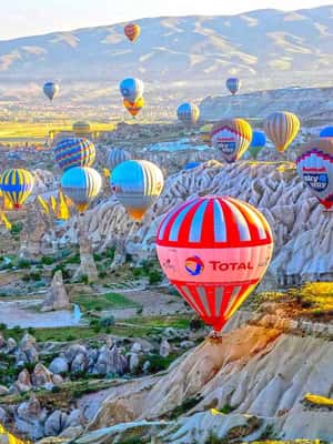 imagem n.2 de Antalya: Visita guiada de 2 dias à Capadócia com opção de hotel numa gruta atividade em Kaymakli, carregada pelo fornecedor