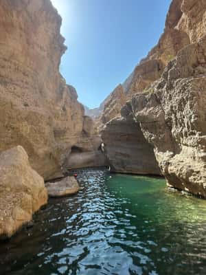 Obraz nr 2 z atrakcji Muscat: Prywatna wycieczka po Wadi Shab i Bimmah Sinkhole + bezpłatny lunch w Al-Mintakat asz-Szarkijja, przesłany przez organizatora