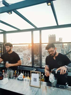 imagen n.º 2 de Cóctel en un bar con un barman actividad en Buenos Aires, subida por el proveedor