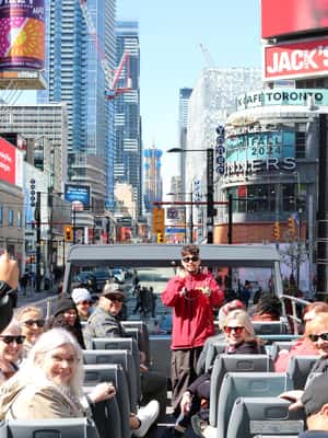 imagen n.º 2 de Toronto: Tour en autobús turístico con paradas libres y crucero por el puerto actividad en Toronto, subida por el proveedor