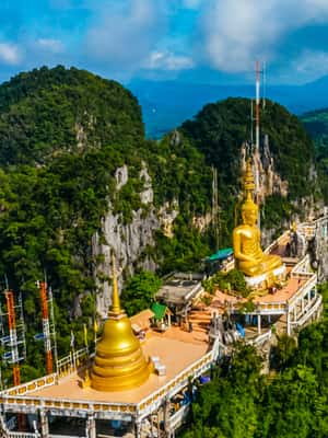 Image N°2 de Krabi : Visite du temple de la grotte du tigre, de la piscine d'émeraude et des sources d'eau chaude activité à Krabi, publiée par le prestataire