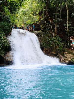 imagem n.2 de Ocho Rios: Aventura nas cataratas secretas Blue Hole com transferes atividade em Jamaica, carregada pelo fornecedor