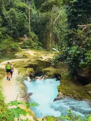 imagem n.2 de Cebu: Excursão de canyoning às cataratas de Kawasan com tirolesa atividade em Badian, carregada pelo fornecedor