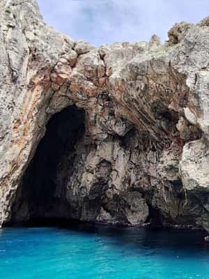 Immagine nº 2 di TOUR DELLE GROTTE DI LEUCA CON SKIPPER 3 ORE attività a Lecce, caricata dal fornitore