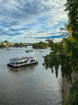 imagem n.2 de Praga: Cruzeiro turístico no rio Vltava atividade em República Tcheca, carregada pelo fornecedor