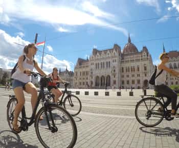 Budapest: Guided Bike & E-bike Tour with a Goulash