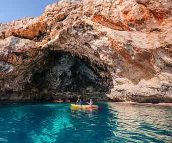 Cala Varques: Begeleide zeegrotten kajak- en snorkelexpeditie