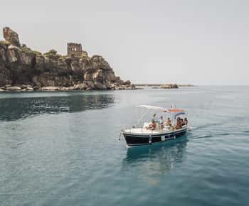 Excursies langs de kust van Cefalù met zwemmen, snorkelen en aperitief