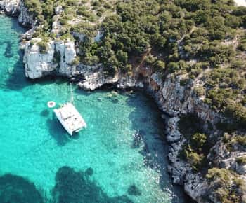 Porto Conte: Half-day catamaran tour with aperitif
