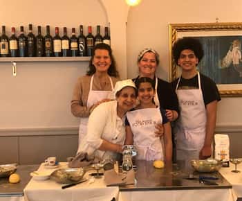 Milão: Aula de culinária de massa e tiramisu com vinho