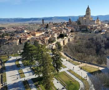 Guided tour of Segovia in Spanish: Cathedral and Alcázar