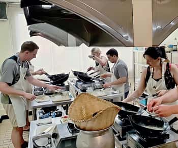 Bangkok: Maliwan Thai Cooking Class with Market Tour