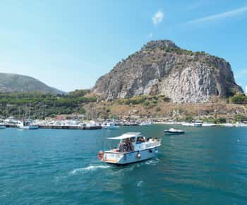 Cefalù : Mini Yacht avec arrêts plongée, grottes et apéritif