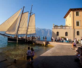 Malcesine: Golden Sunset Cruise with Food, Drinks & Music