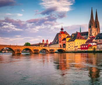 Regensburg: walking tour with italian wines and food tasting