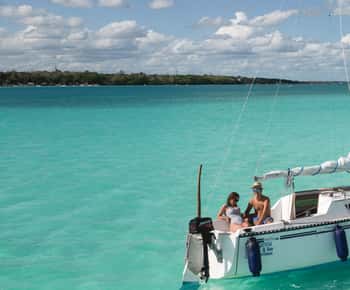 Tour in barca a vela nella laguna dei sette colori di Bacalar