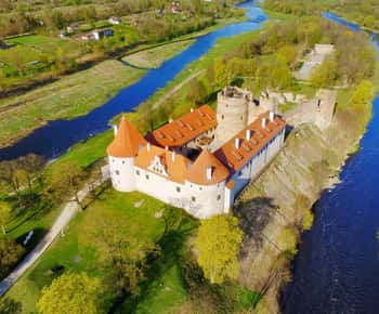 From Riga : Rundale palace and Bauska castle tour and back.
